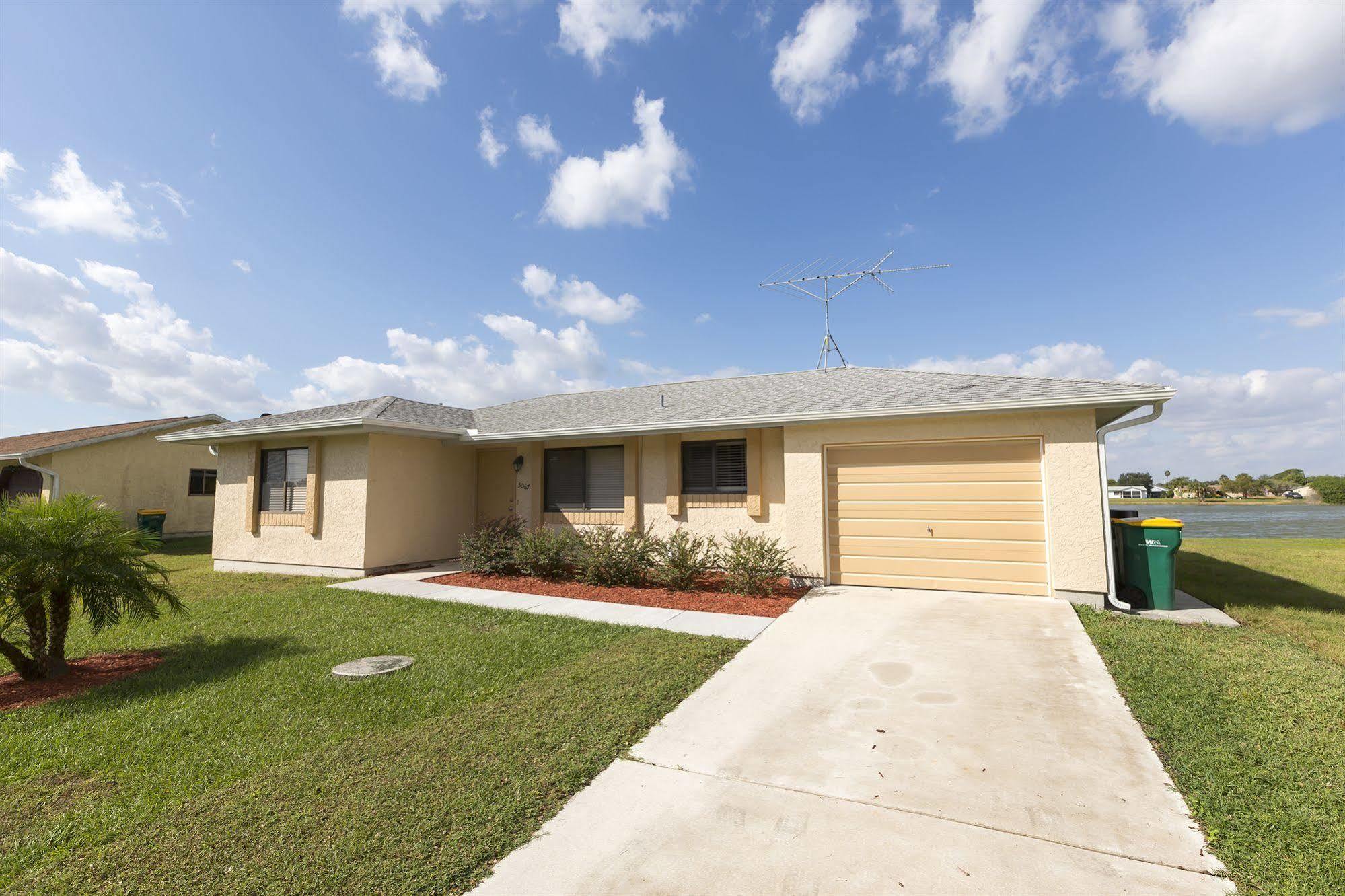 Lilsis By The Lake Port Charlotte Exterior photo