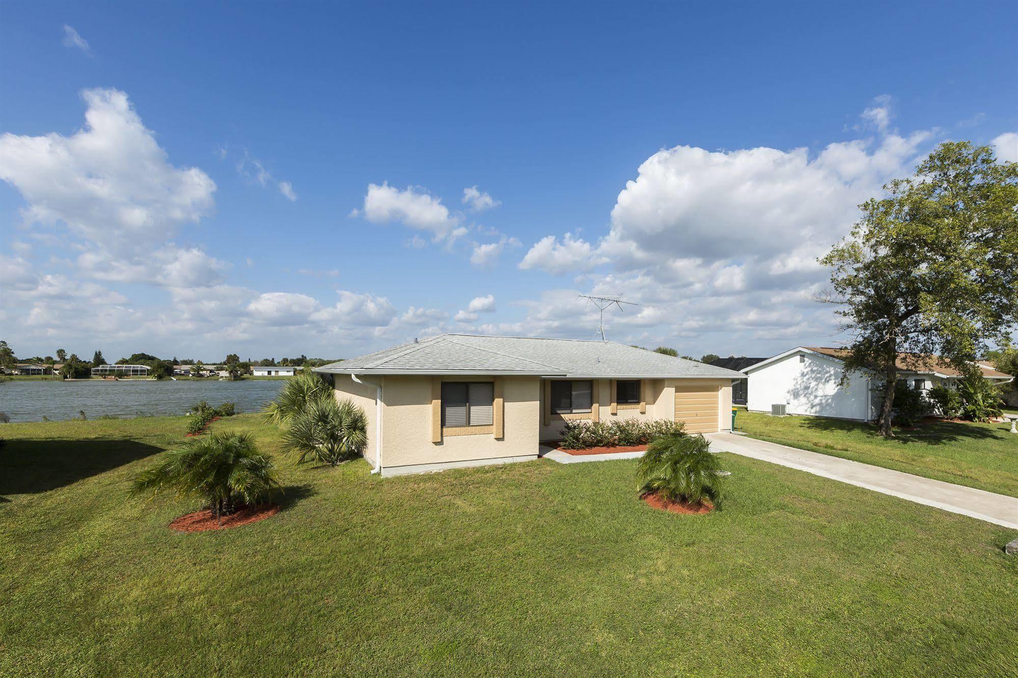 Lilsis By The Lake Port Charlotte Exterior photo